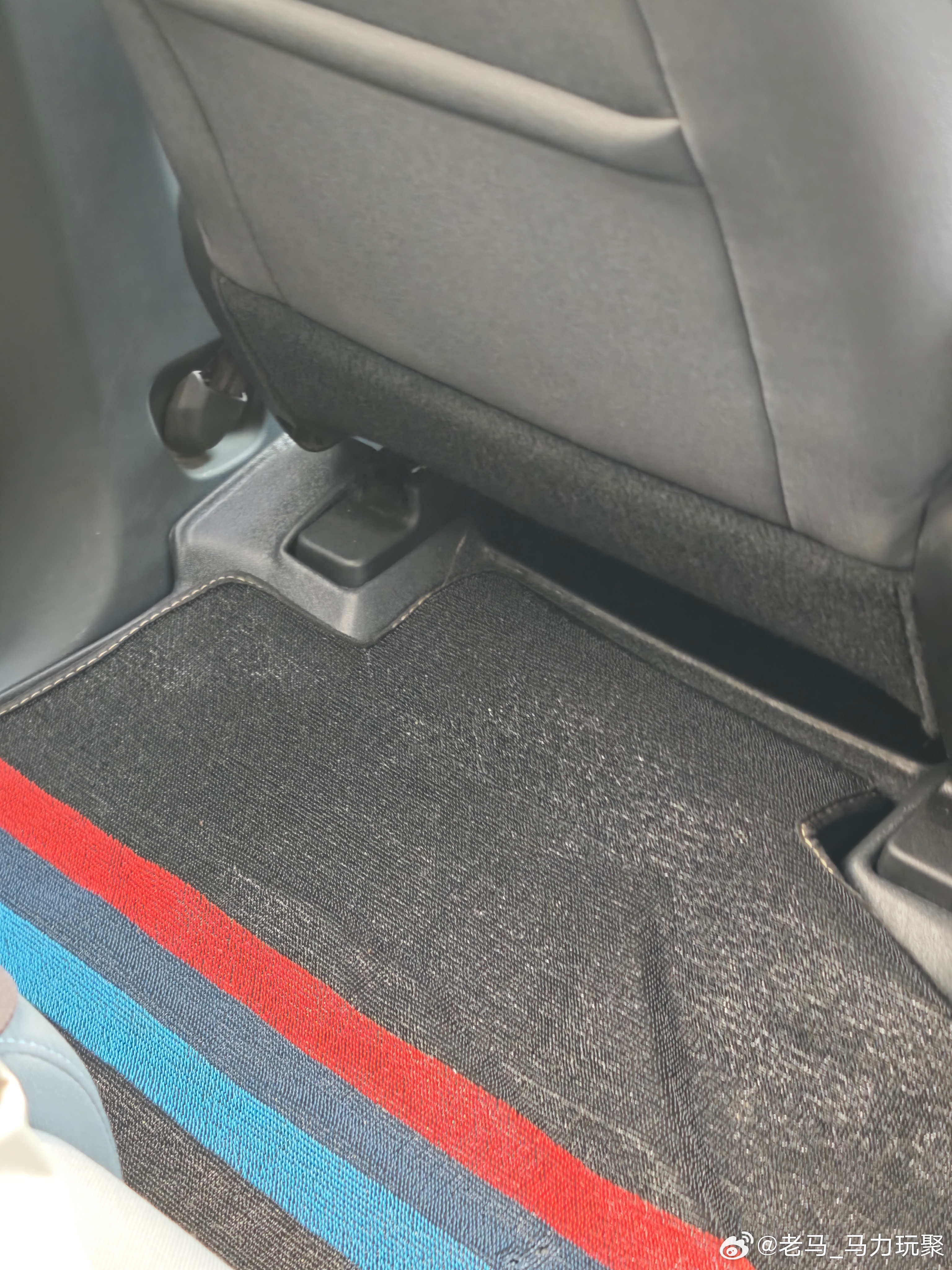 老马在路上 打了一台车一上车我就说：师傅你这车真干净啊（主要是没啥特别的味哈哈哈