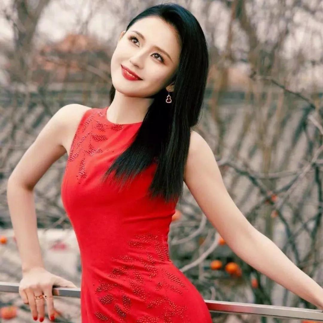 温暖如火，优雅如你红裙户外照 梦幻红裙 红裙大片 红裙礼服 温婉红裙 红裙穿搭美