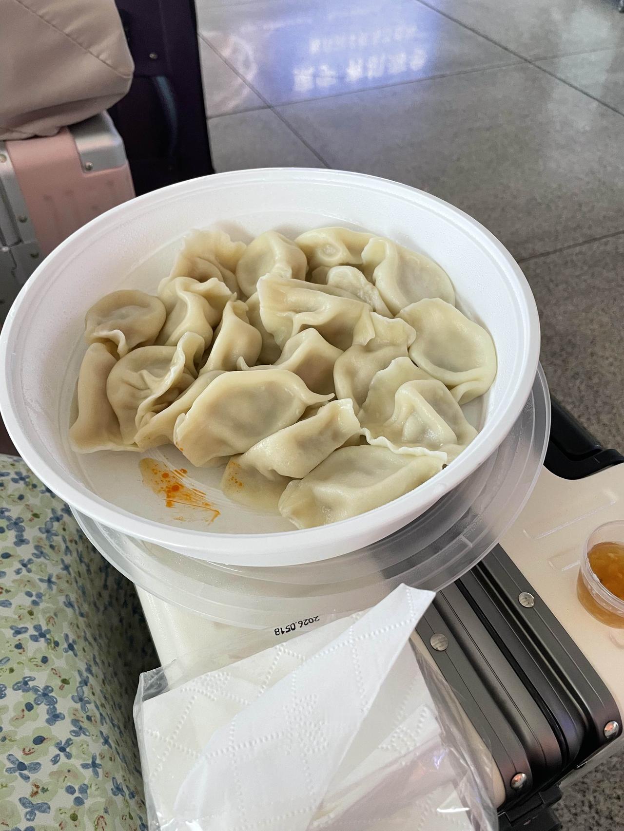 夏日生活打卡季烟台火车站西侧饺子馆我，真心不错，值得去。坐火车时，随便在周边买的