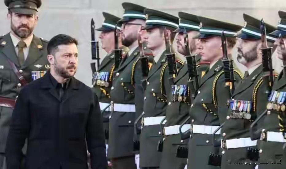 泽连斯基跑去爱尔兰检阅仪仗队这事儿还挺有看头。2025 年底了还四处出访，真够“