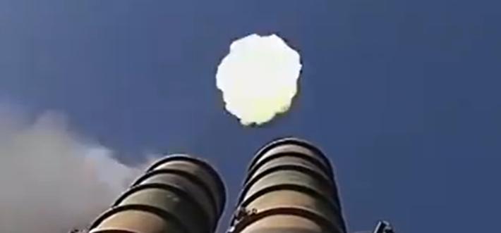 最近看到解放军演练实弹打爆敌机的画面，太震撼了！就像之前解放军南部战区在南海的那