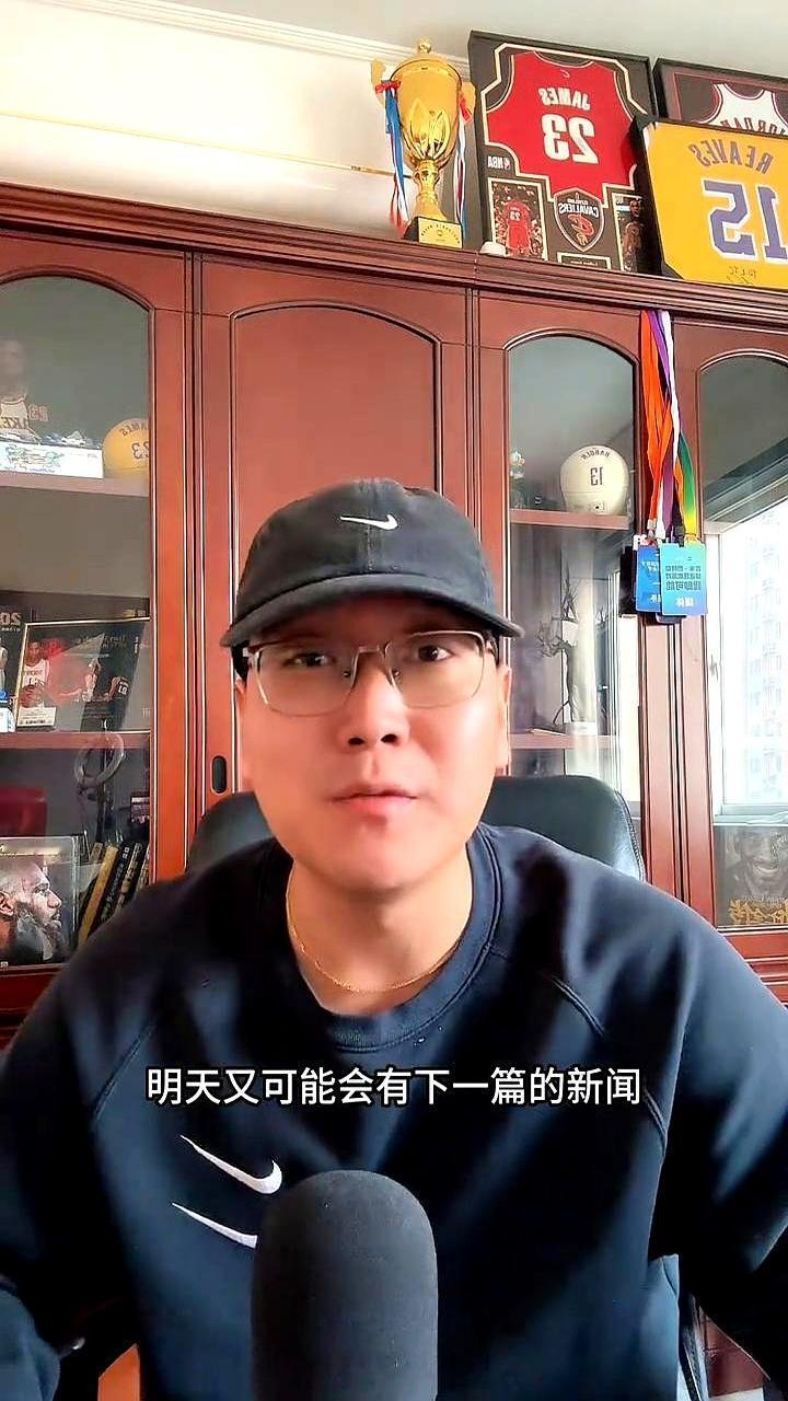 输给快船后，老詹直接开麦。
 
“我跟珍妮好得很，别拿小报当圣旨。”一句话把ES