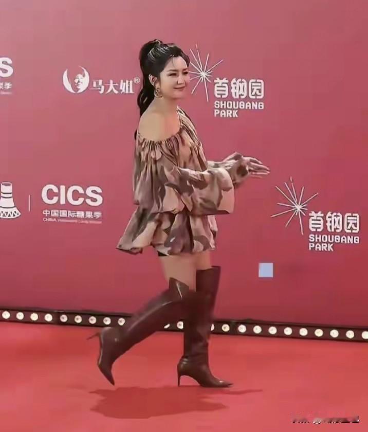 何洁是我很喜欢的一位歌手，她的演唱水平我觉得能排进超女前三。

无论是什么歌曲，