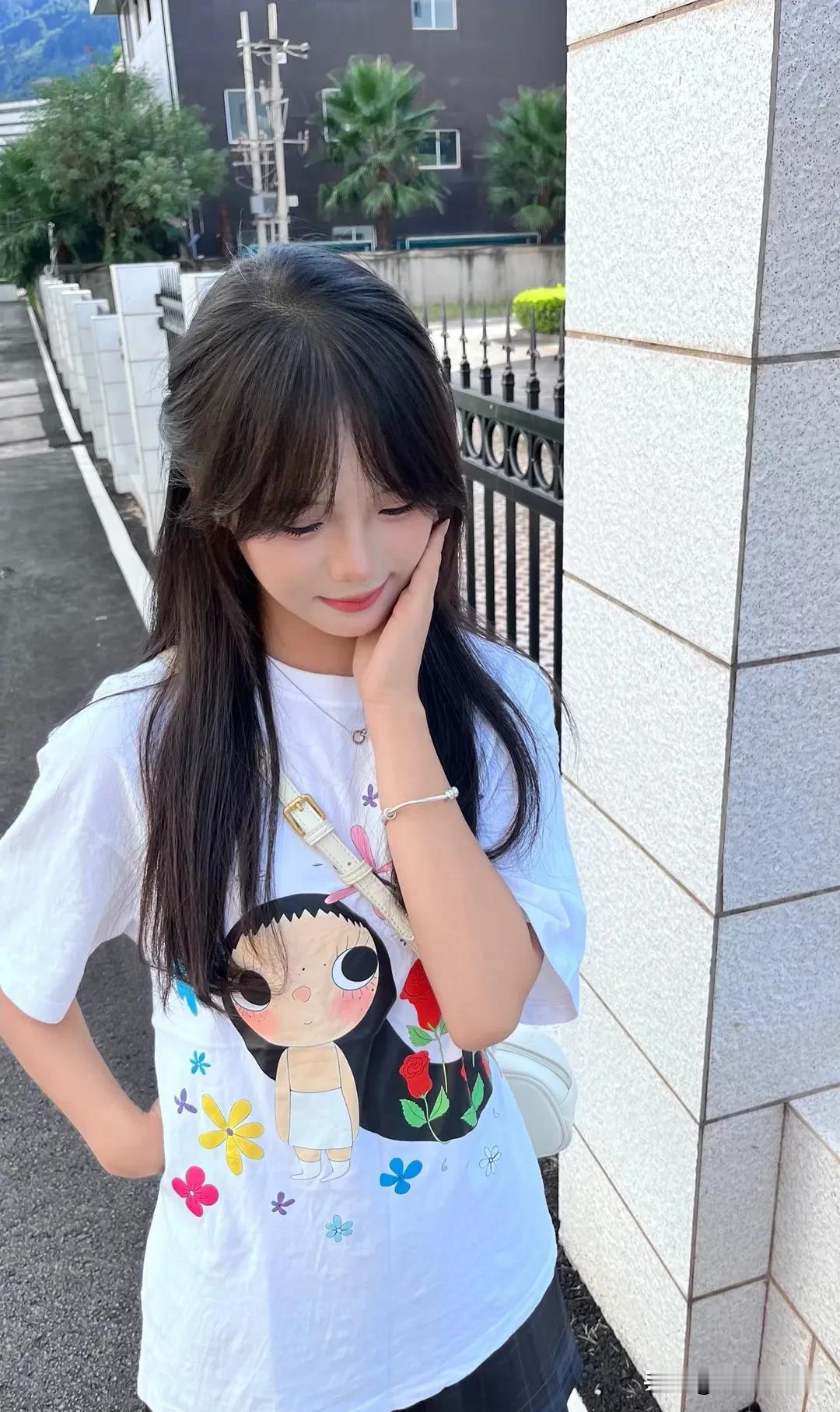 少女心永不毕业  
阳光吻过裙摆，  
发丝藏着风的悄悄话。  
课本卷边藏着懵