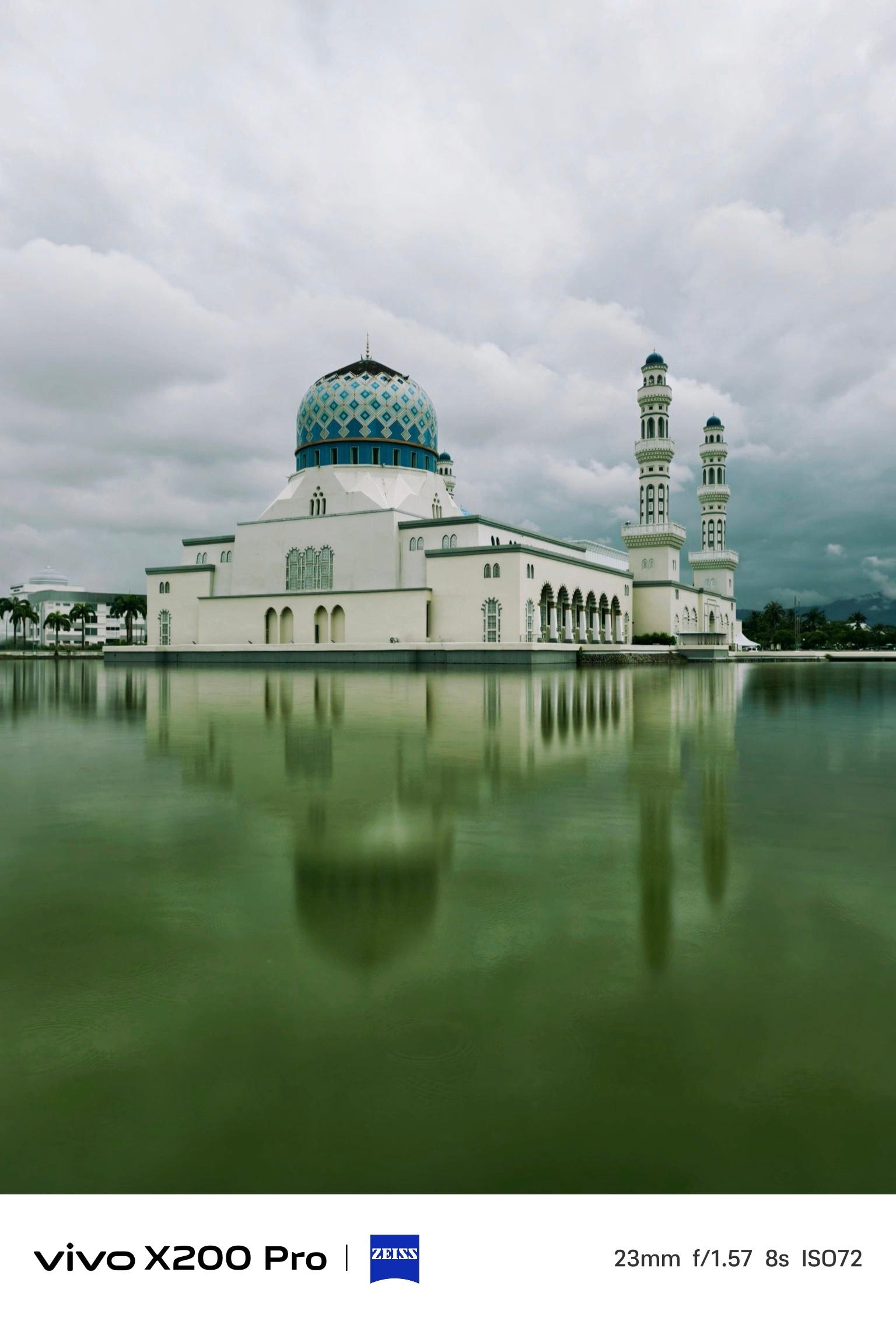 收获壁纸一张！水上清真寺🕌手持 8 秒长曝光丝绢流水～  