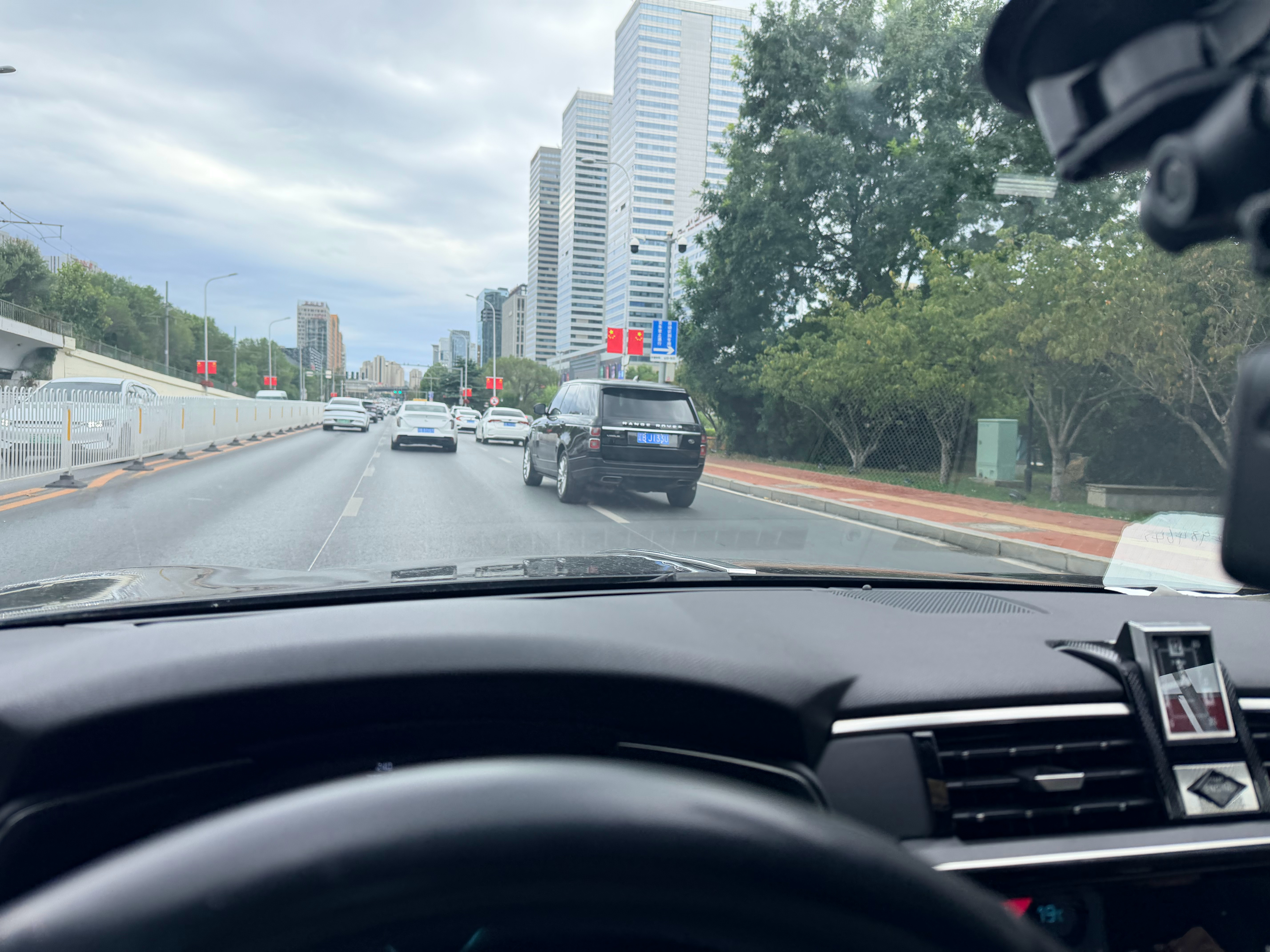 辽宁的沈阳 中国的大连 ，这就是曾经大连实力曾号称东北小香港的大连街道上的老豪车