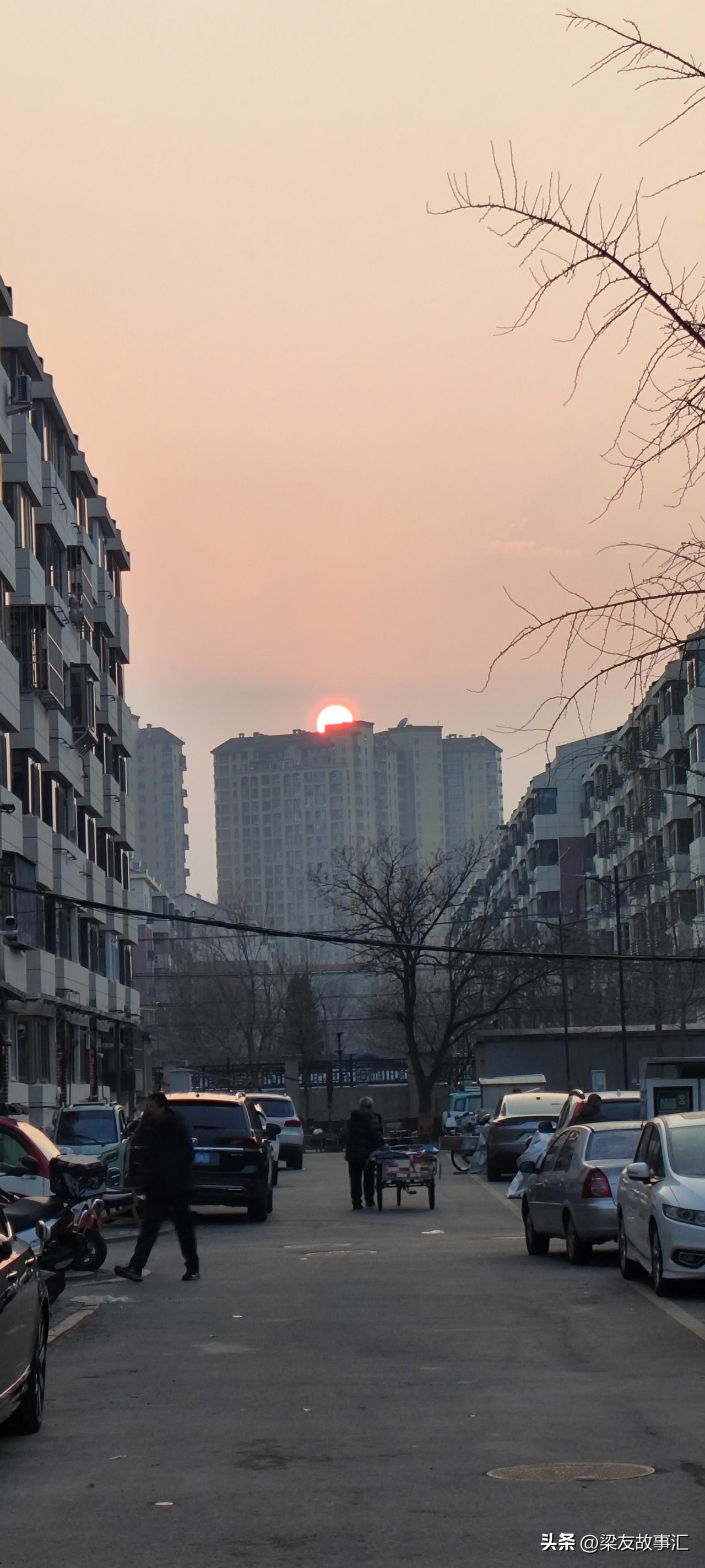 落日的余晖，悠闲的人们。
世间的岁月静好都在此时此刻！
有的人在四处奔波，有的人