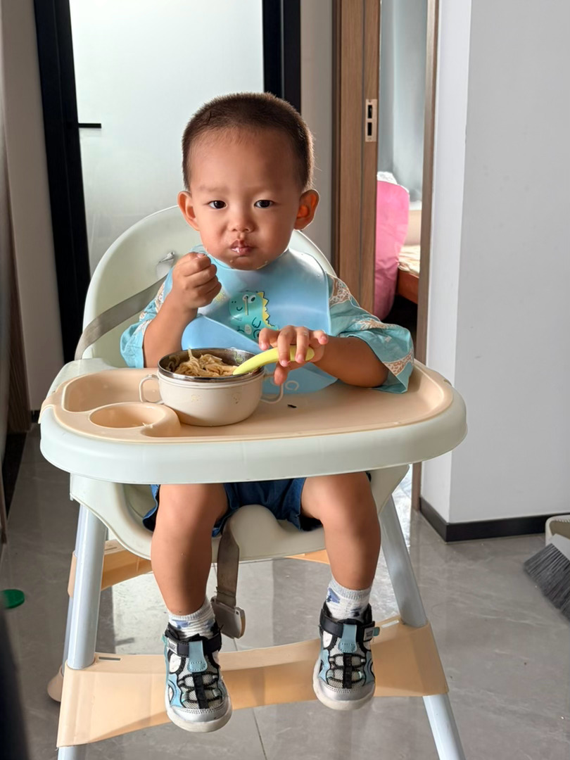早上老妈起来煮粉吃了，说下楼买早餐也不知道买什么吃，自己在家随便吃点吧！家里都有
