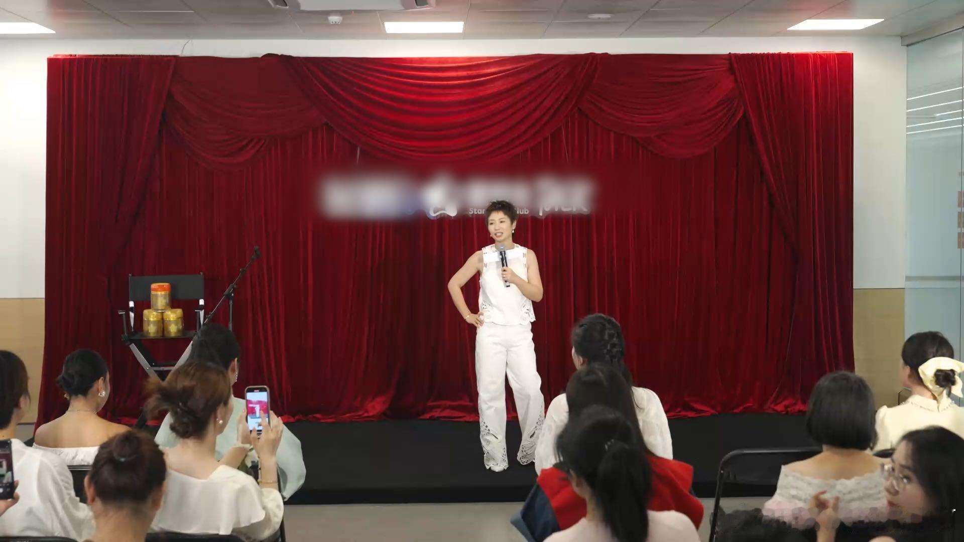 小鹿不走小路走妈妈的来时路一眼就瞧出来啦，小鹿正超用心地期待着新生命的到来呢，心