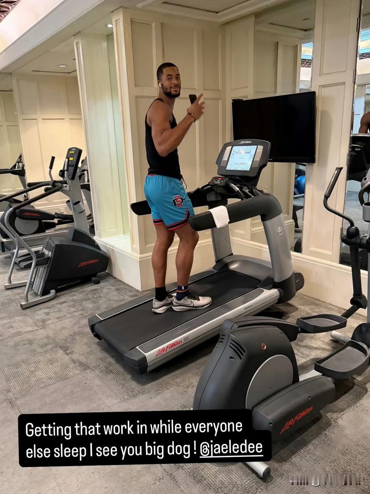 辽篮新援莱迪获队友夸赞！今日，辽宁男篮的外援莫兰德更新了社媒账号，发布了一张他的