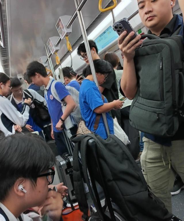 深圳为什么西强东弱？
那天下午我正瘫在沙发里刷手机，手腕酸得不行，突然蹦出来一条