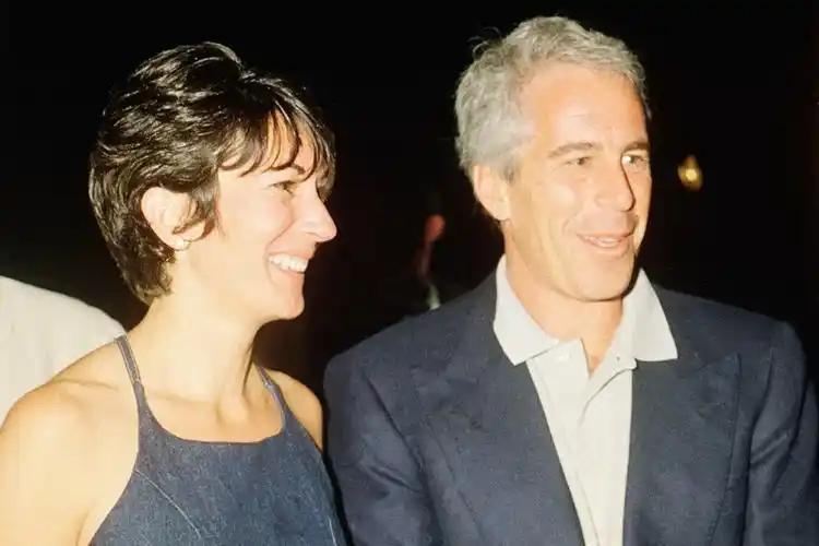 特朗普撒了 28 年的谎被戳穿？FBI 解密文件直接换了他和梅拉尼娅的红娘！
2