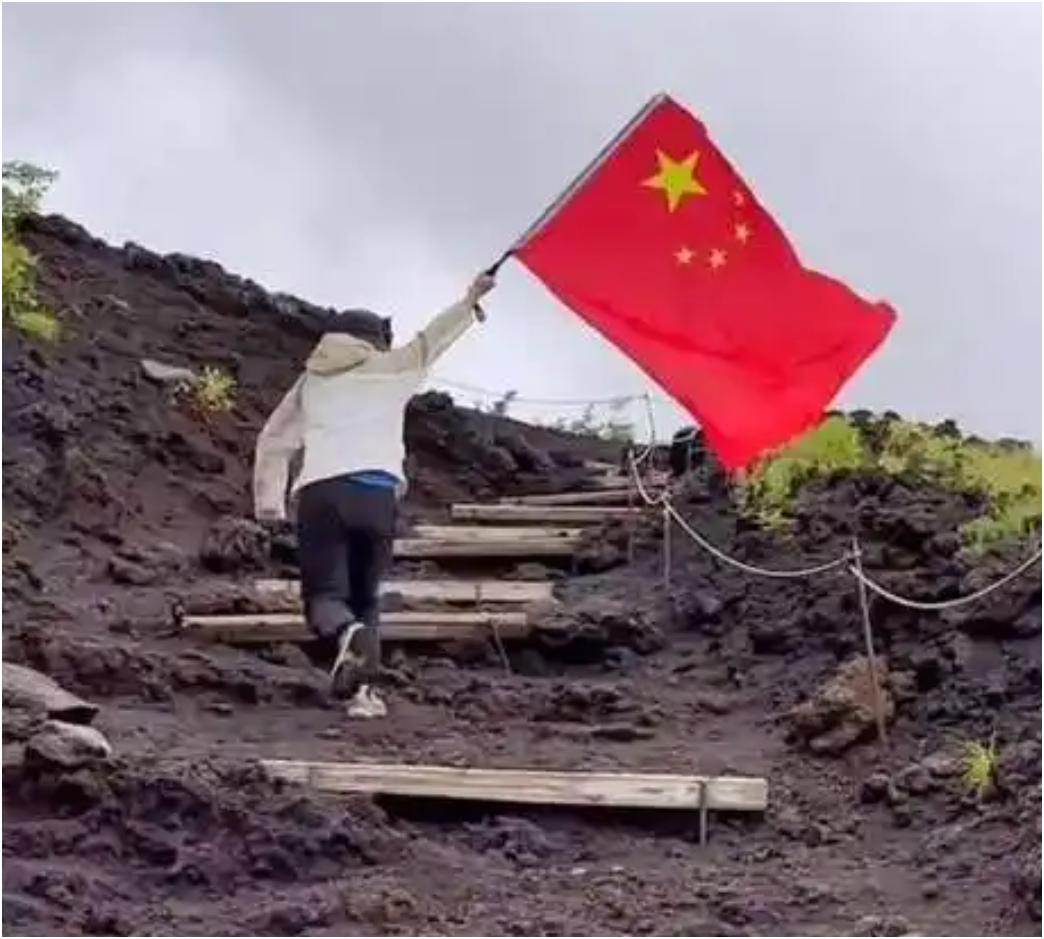 有人说在日本街头挥舞中国国旗没被阻止代表了日本社会的文明。“这就好比一个强盗，当