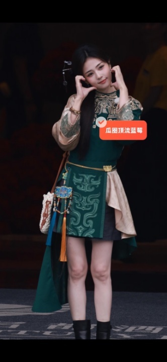 白鹿跑男安阳录制造型白鹿把青铜纹样穿在身上白鹿卢昱晓 短视频营业 白鹿安阳录制造