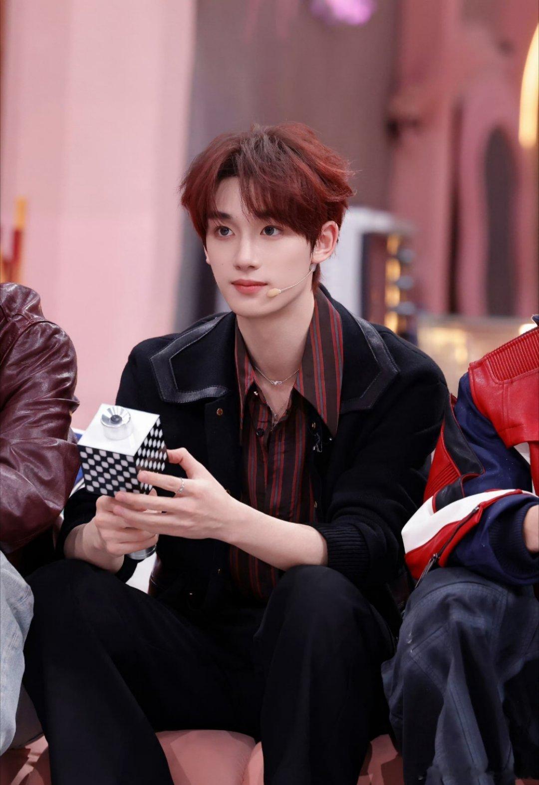 丁程鑫在好六的泼水名场面合集来了！出手即命中，碾压级表现！丁程鑫唱歌舞蹈演技脑力