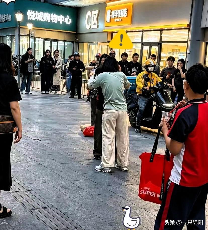 2026最新打架赔偿标准：
​​第一、轻微伤。
​一巴掌，推一把那种。

属于轻