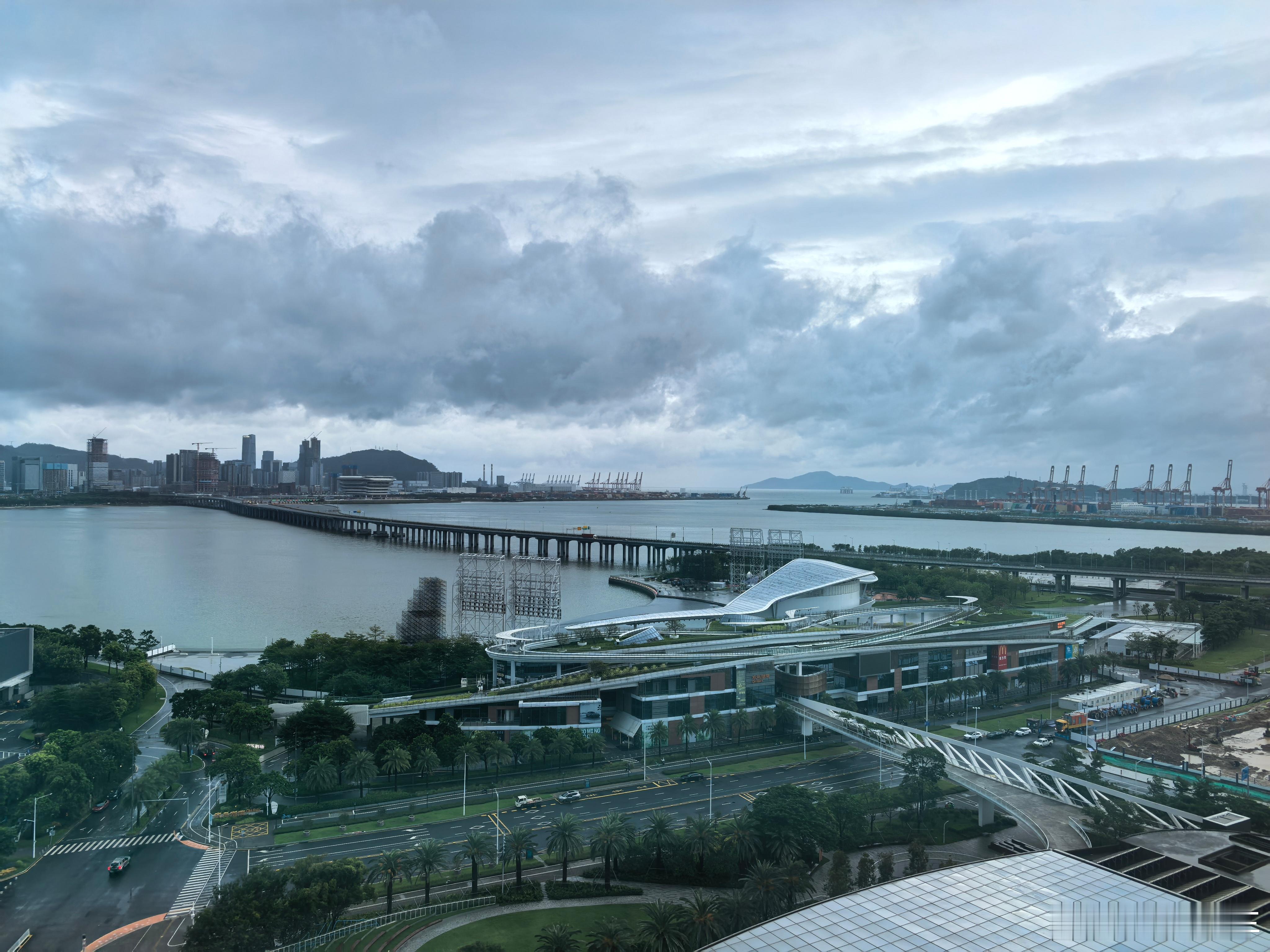 深圳全市解除五停桦加沙登陆广东目前深圳宝安区这边看起来风平浪静了，不过高铁还是得