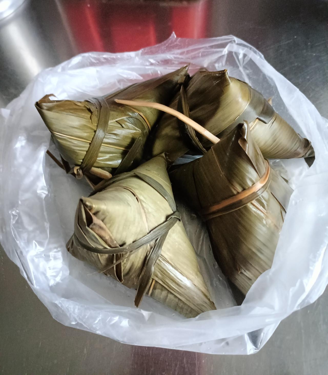 今天端午节，吃完早饭，一大早就去买了几个粽子回来，我记得平常这样的粽子都是卖2.