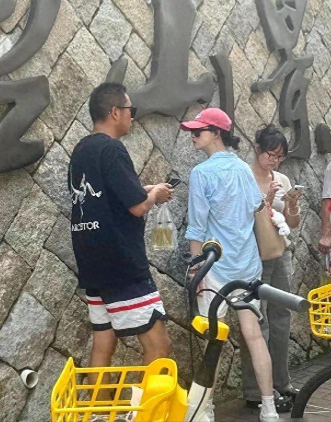 天呐，她这是瘦了多少斤？42岁蒋欣生活照瘦成“纸片人”，大热天美美出游，一双筷子