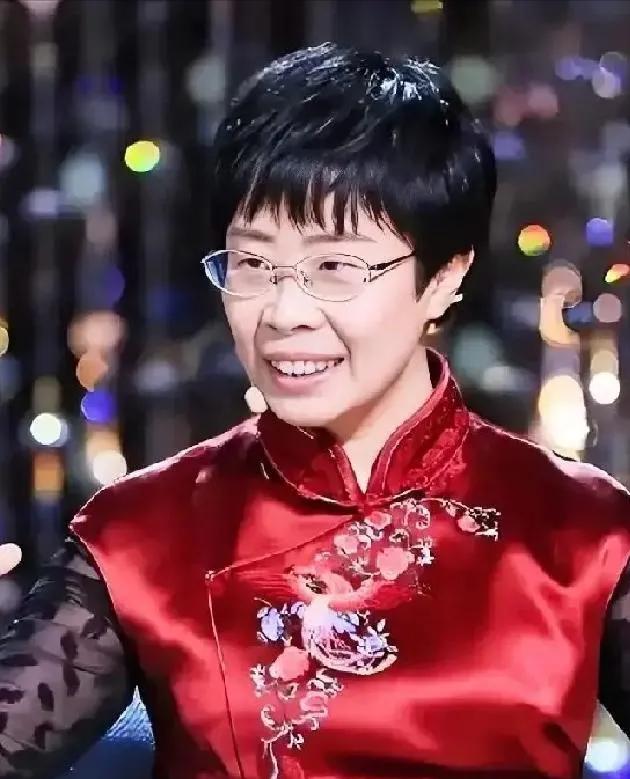 [兔子]你敢信吗？在诗词大会上温温柔柔讲唐诗宋词的蒙曼，曾经就因为聊了几句清朝，