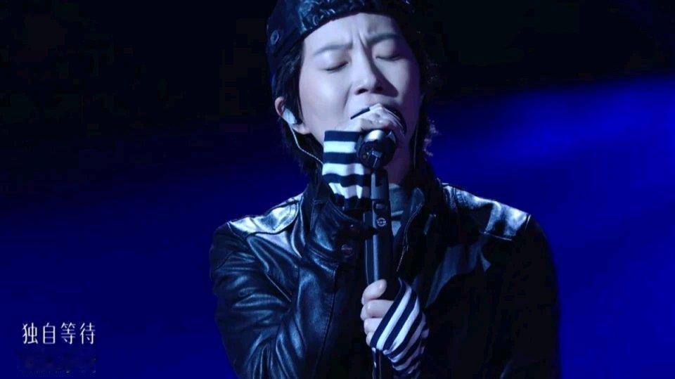 王菲的两个女儿窦靖童和李嫣，确实活成了“相反”的样子。
窦靖童成长在音乐家庭，父