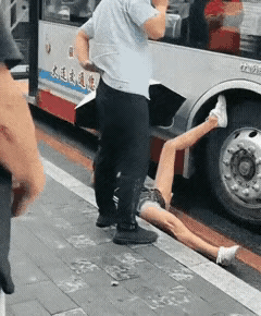 巨婴是长什么样的？
呐，这就就是了。
不知道发生了什么事，
本来我们秉着多一事不