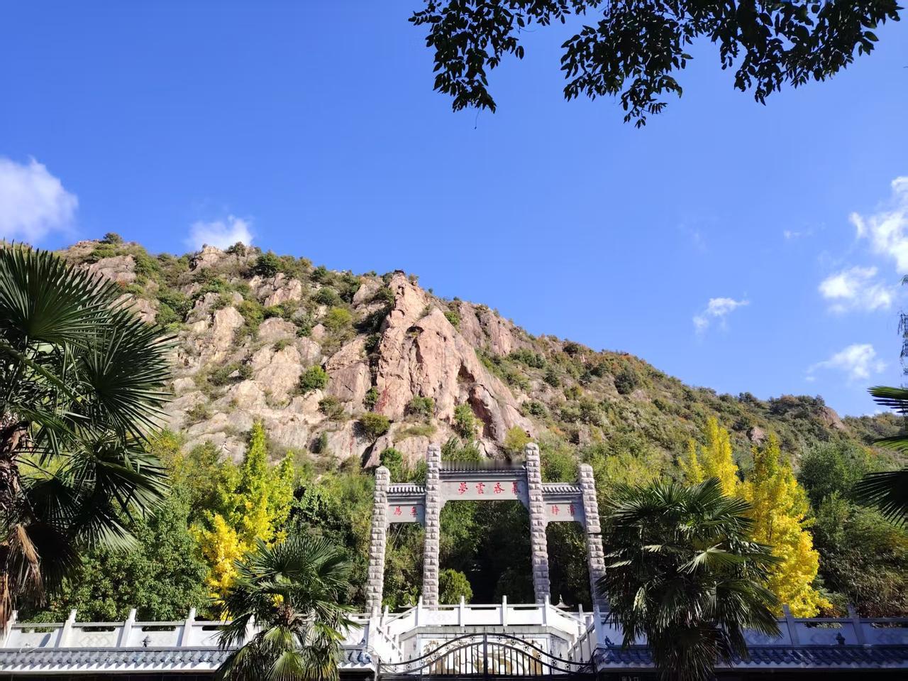 在商洛山区的丹凤县，有两处古建筑建于同一时代，即龙驹寨船帮会馆和凤冠山娘娘，两处