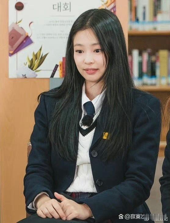 jennie在最近的新综艺中穿校服的造型简直太可爱了，就像刚出道时一样。 ​​​