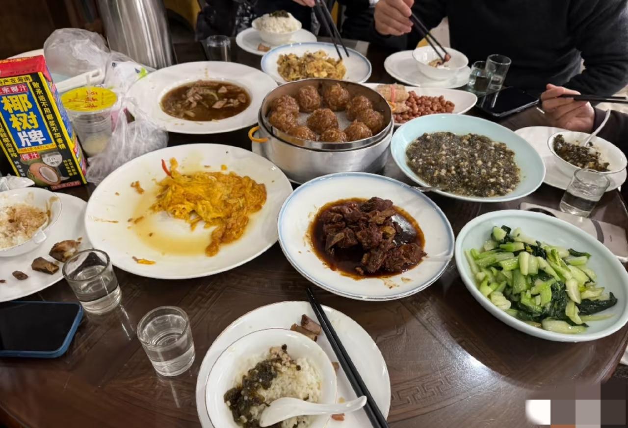 浙江衢州网友晒出了他们“衢州的本地菜”，这些菜里面咋一个辣椒都没有看到啊？这菜是