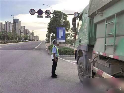 湖北一男子以开大货车为生，在路边休息时被交警叫醒，因机动车号牌污损被罚200元、