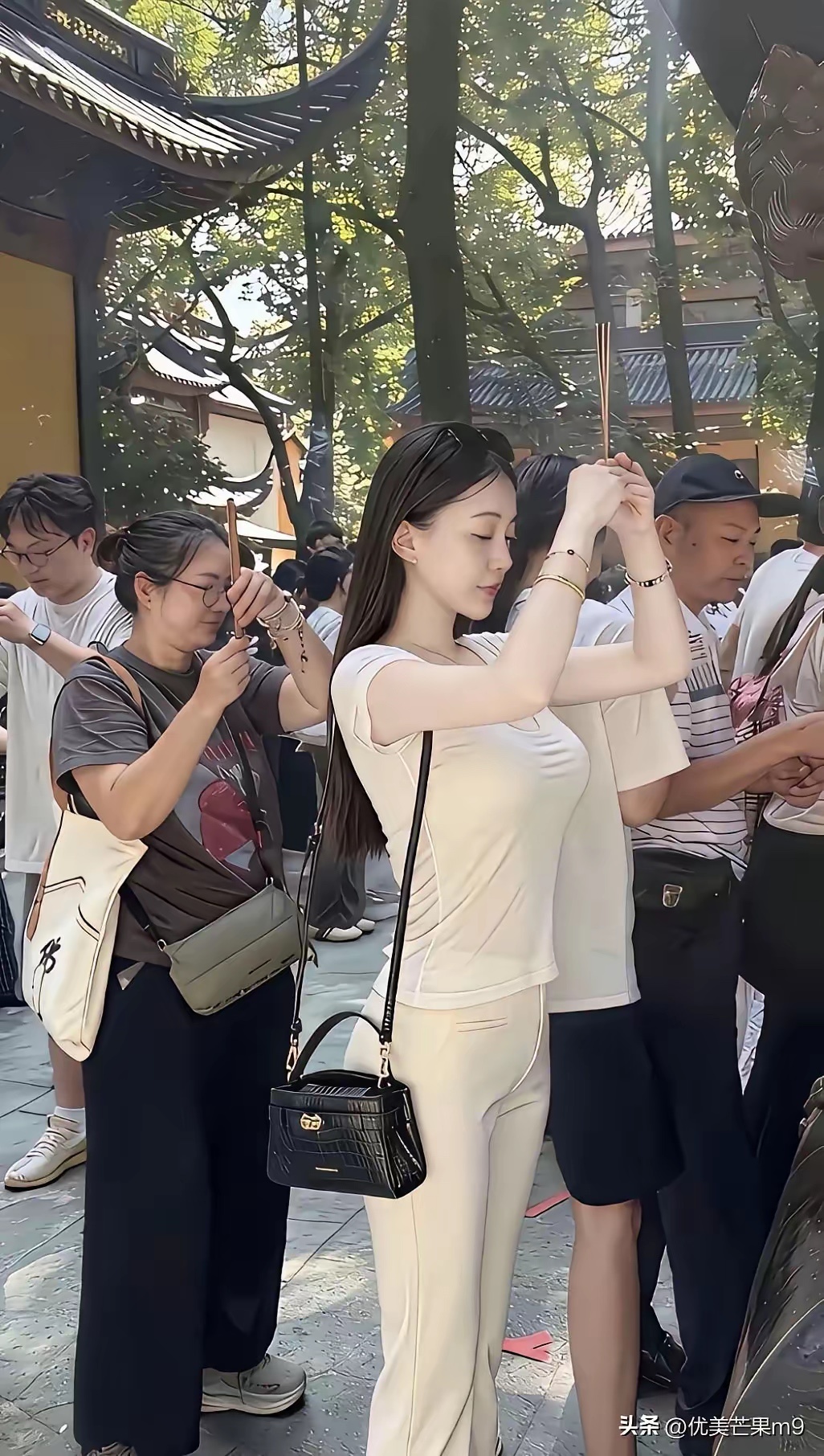 手腕上的镯子就价值千万，还有什么可以求的呢 ​​​