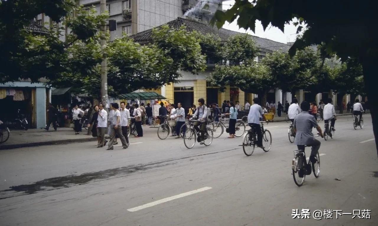 1990年的四川江油
发现那个时候满大街最流行的交通工具是二八大杠自行车，想起小