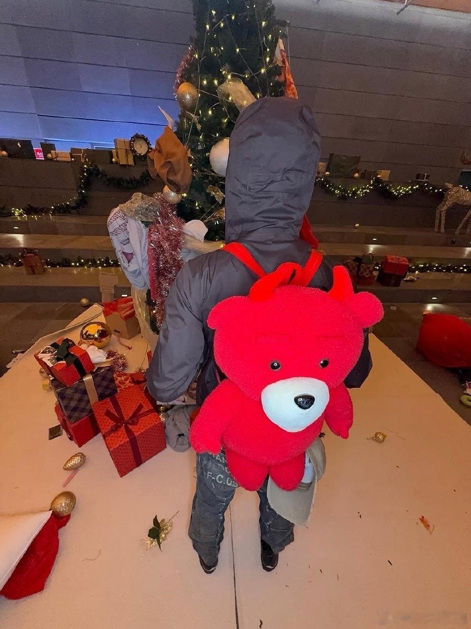 赵雨凡JAMES  🦅赵雨凡亚混神颜 背着小玩偶🧸的詹詹就是这么萌🦅😘?