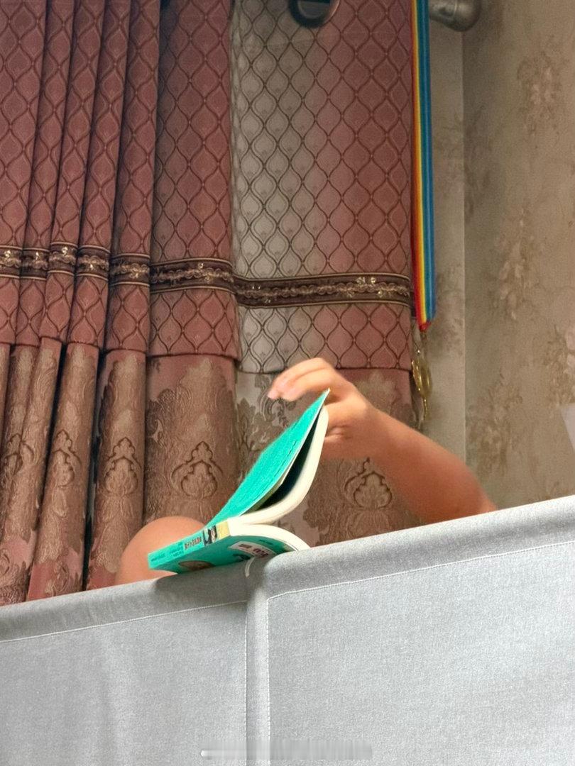 安排黑胳膊腿儿睡前看书一整个暑假估计一眼书没看……[笑cry][笑cry][笑c