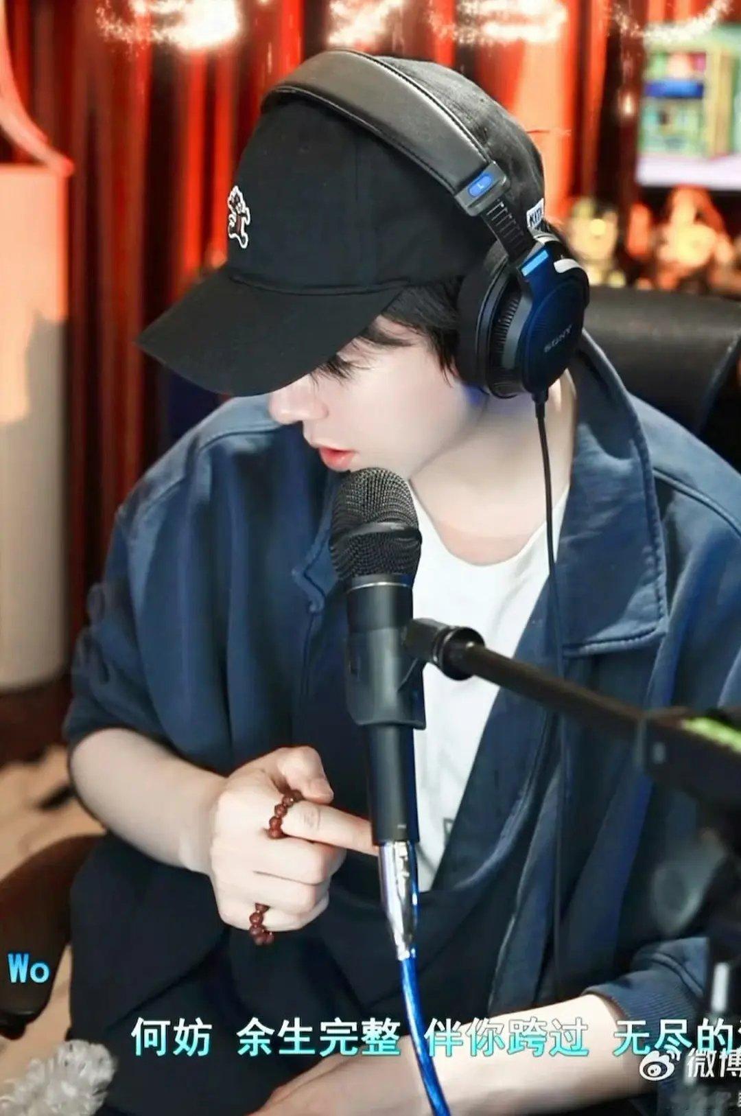 难怪刘宇宁粉丝多死忠也多刷到他开推录好几天综艺，今天赶飞机回北京，落地就陪粉丝聊