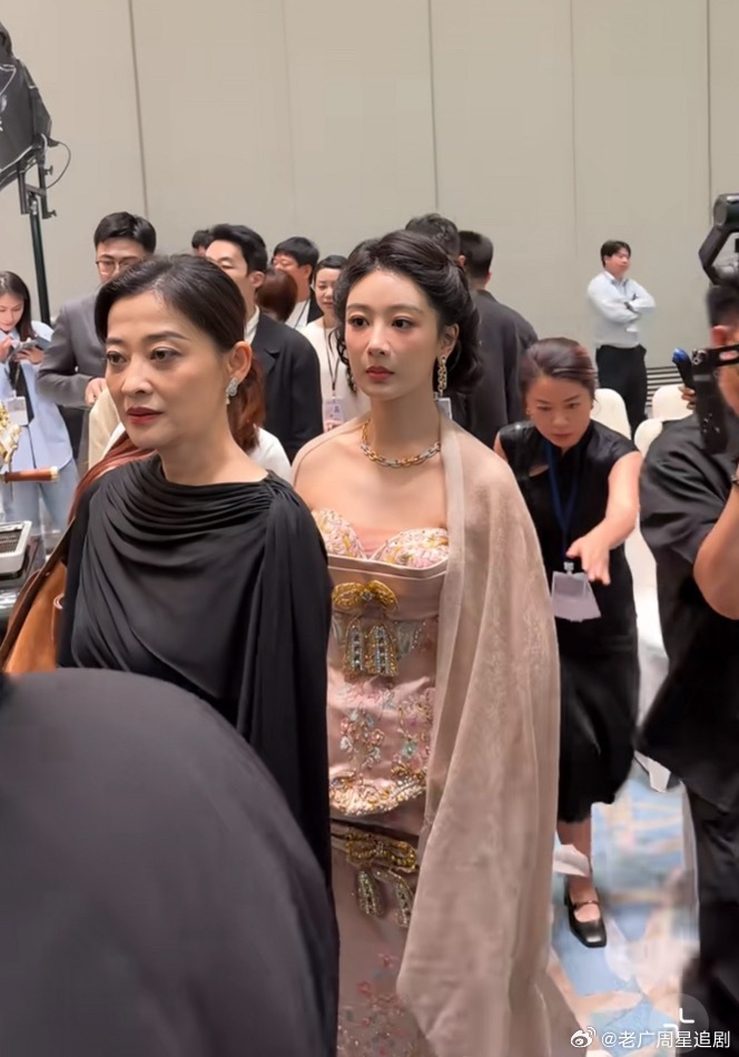 梅婷保养的好好，和杨紫站一起都不觉得有年龄差… 