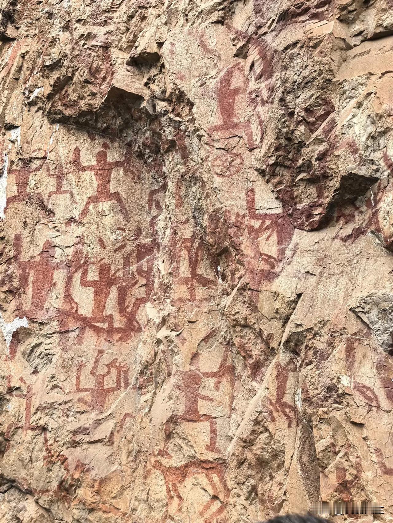 花山岩画
历史遗迹