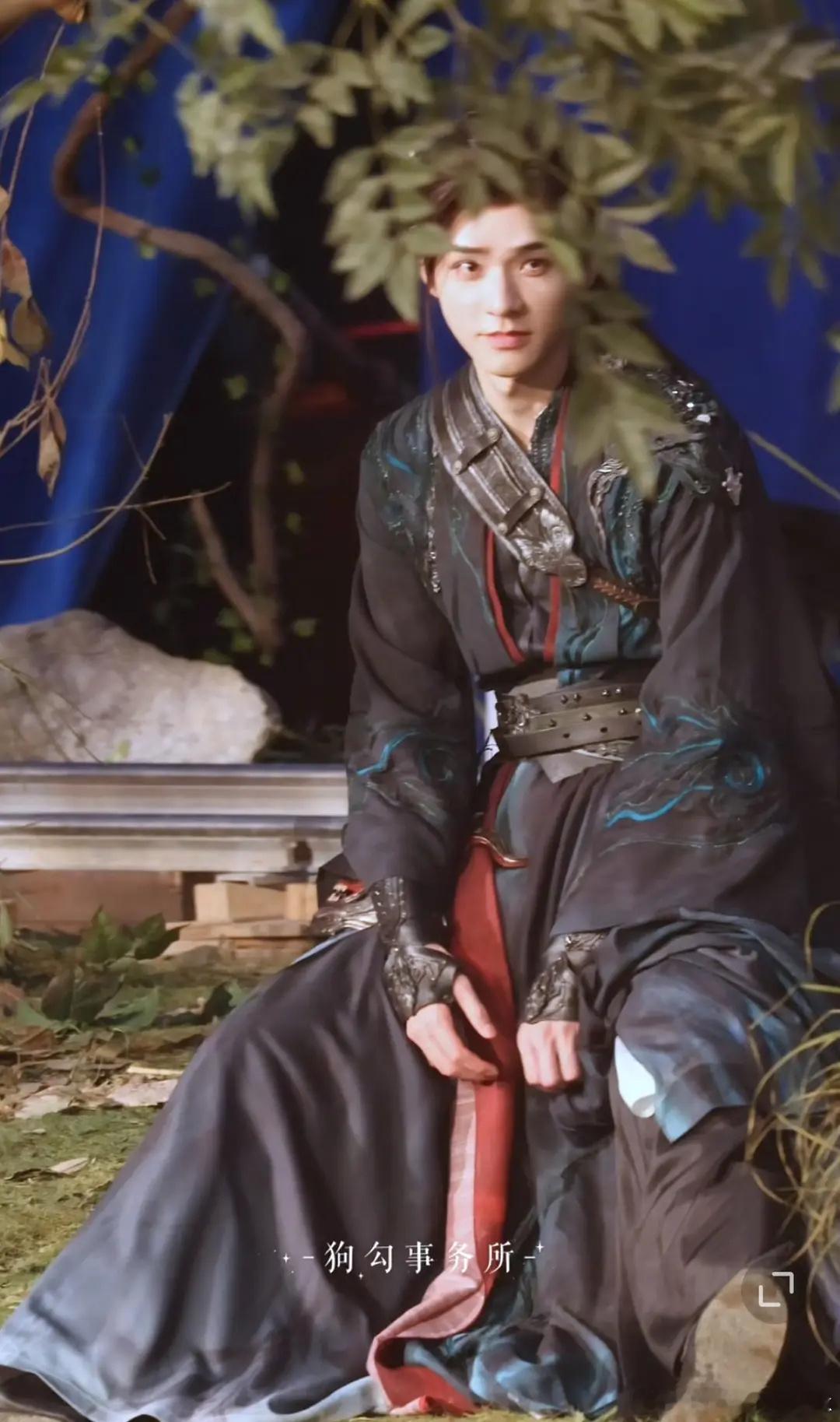 龚俊苏暮雨 落日黄昏 策马而来  古早武侠氛围感有 落日余晖 龚俊策马而来 美的