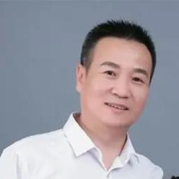 说实话，孙颖莎的父亲孙东明最值得尊敬和佩服。

女儿孙颖莎现在已经是世界排名第一