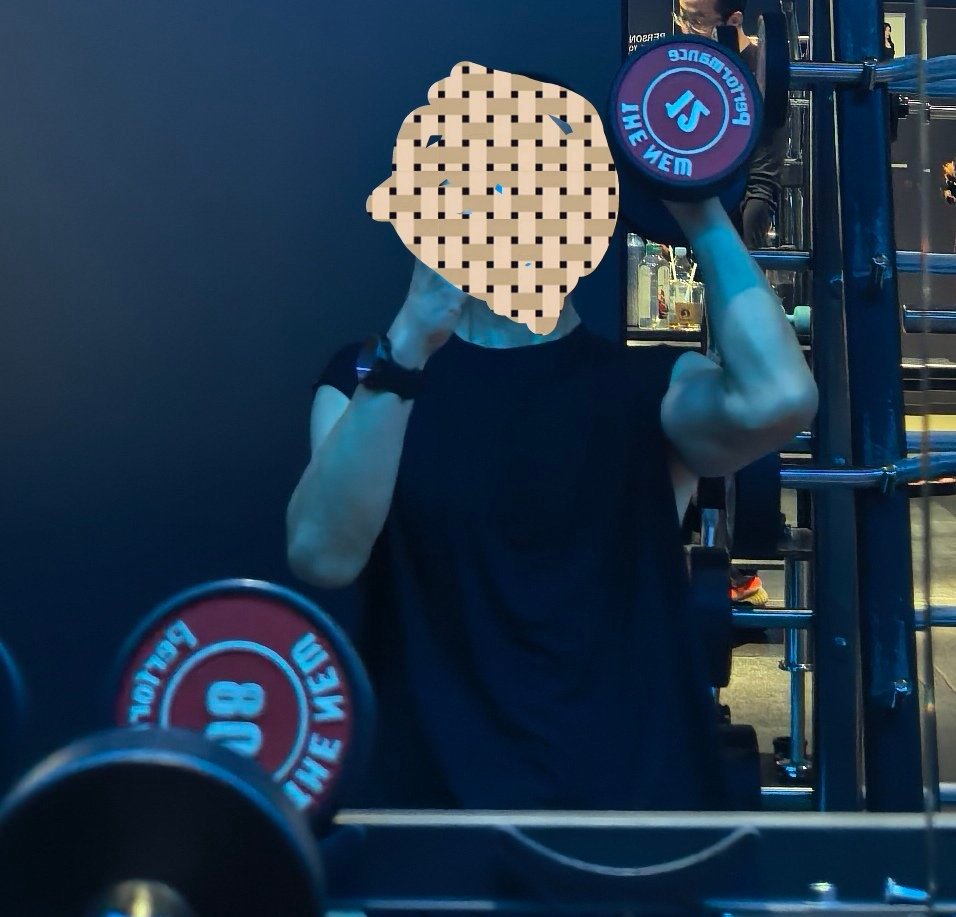 还是秀秀可怜的肌肉💪吧，12公斤对我轻点，不受伤的前提下，16公斤向上举练肩，