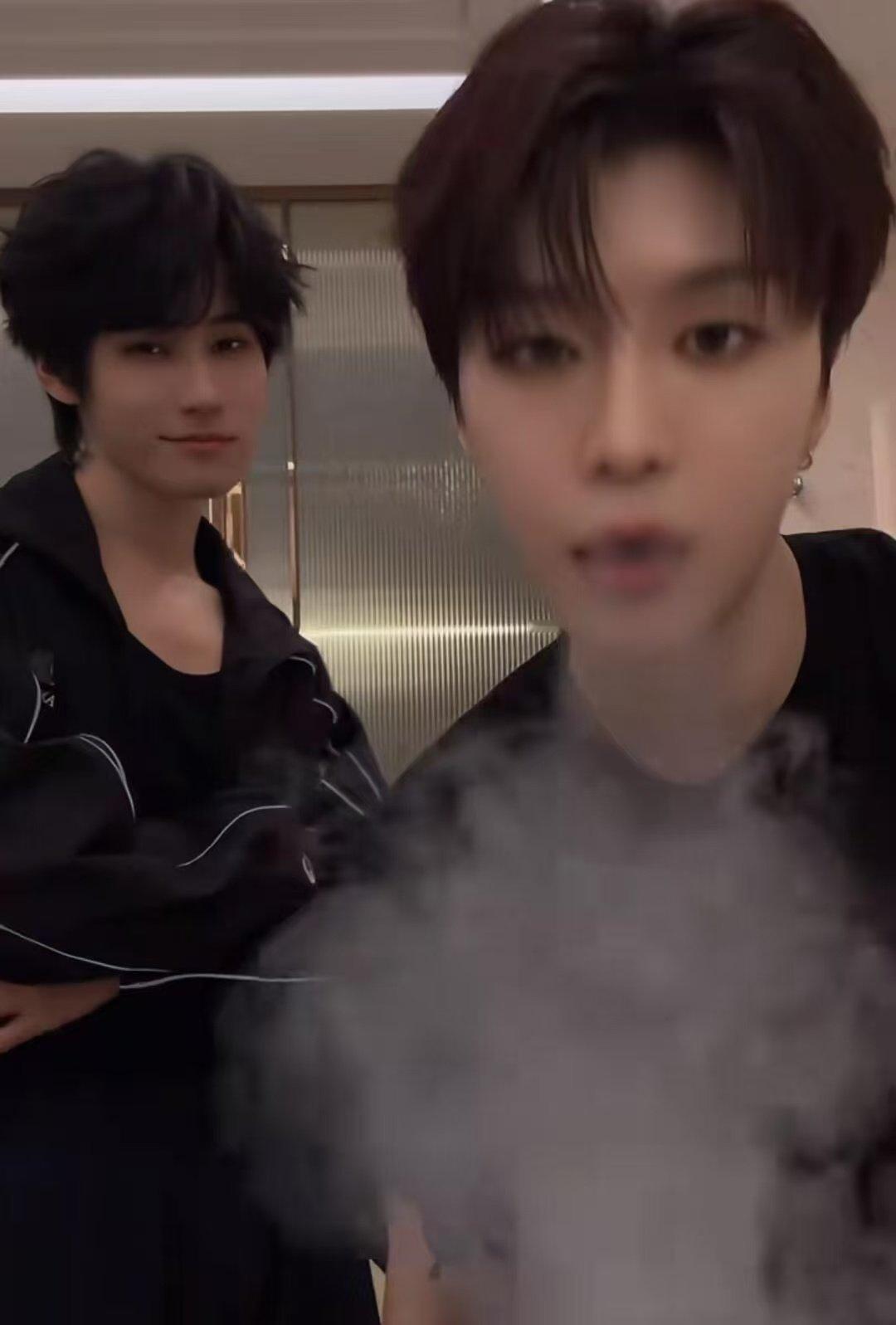 范丞丞躺地向张真源求饶奔跑吧 范丞丞躺下去的时候以为稳了：咱俩这交情你下得去手？