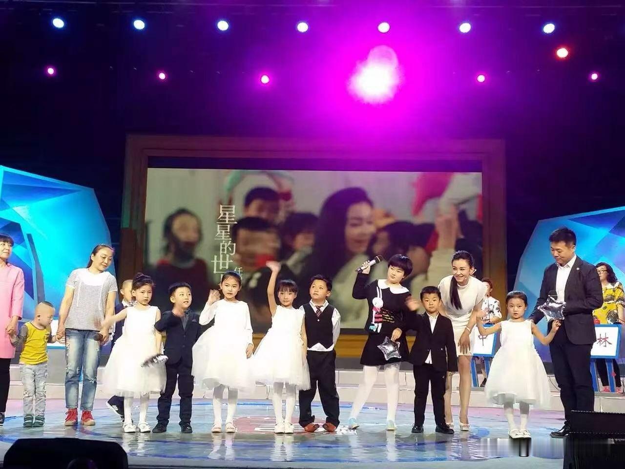 萌娃们齐聚舞台，星光熠熠的童年梦想！🌟👧👦萌娃才艺成长 萌娃闪耀舞台 儿童