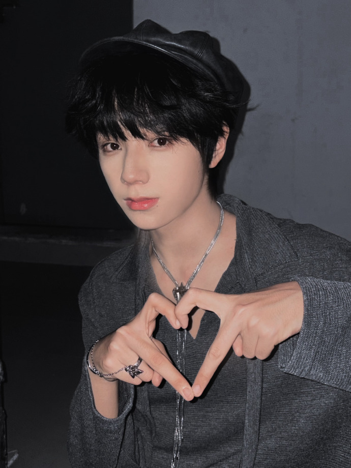 王橹杰贝雷帽比心照 王橹杰更新十二宫格！手控狂喜，贝雷帽比心橹橹芥末萌楼梯间随拍