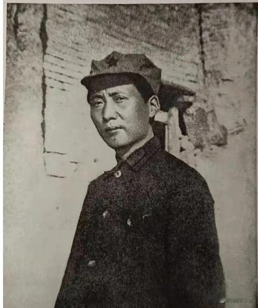 八角帽：穿透历史的红色剪影
 
1936年陕北的窑洞里，美国记者斯诺将自己的八角