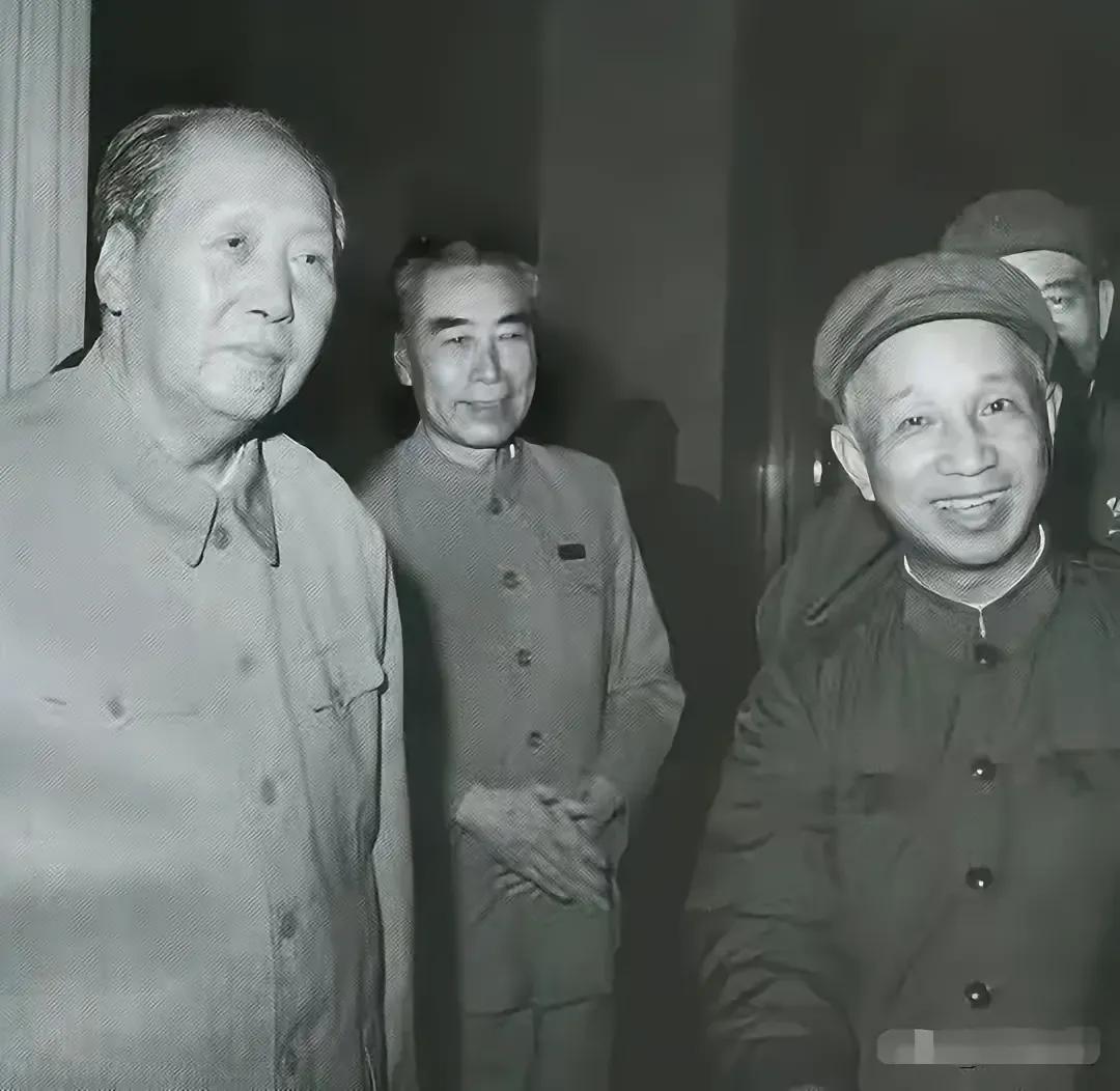 毛主席：在危险环境中表示绝望的人，在黑暗中看不见光明的人，只是懦夫与机会主义者。