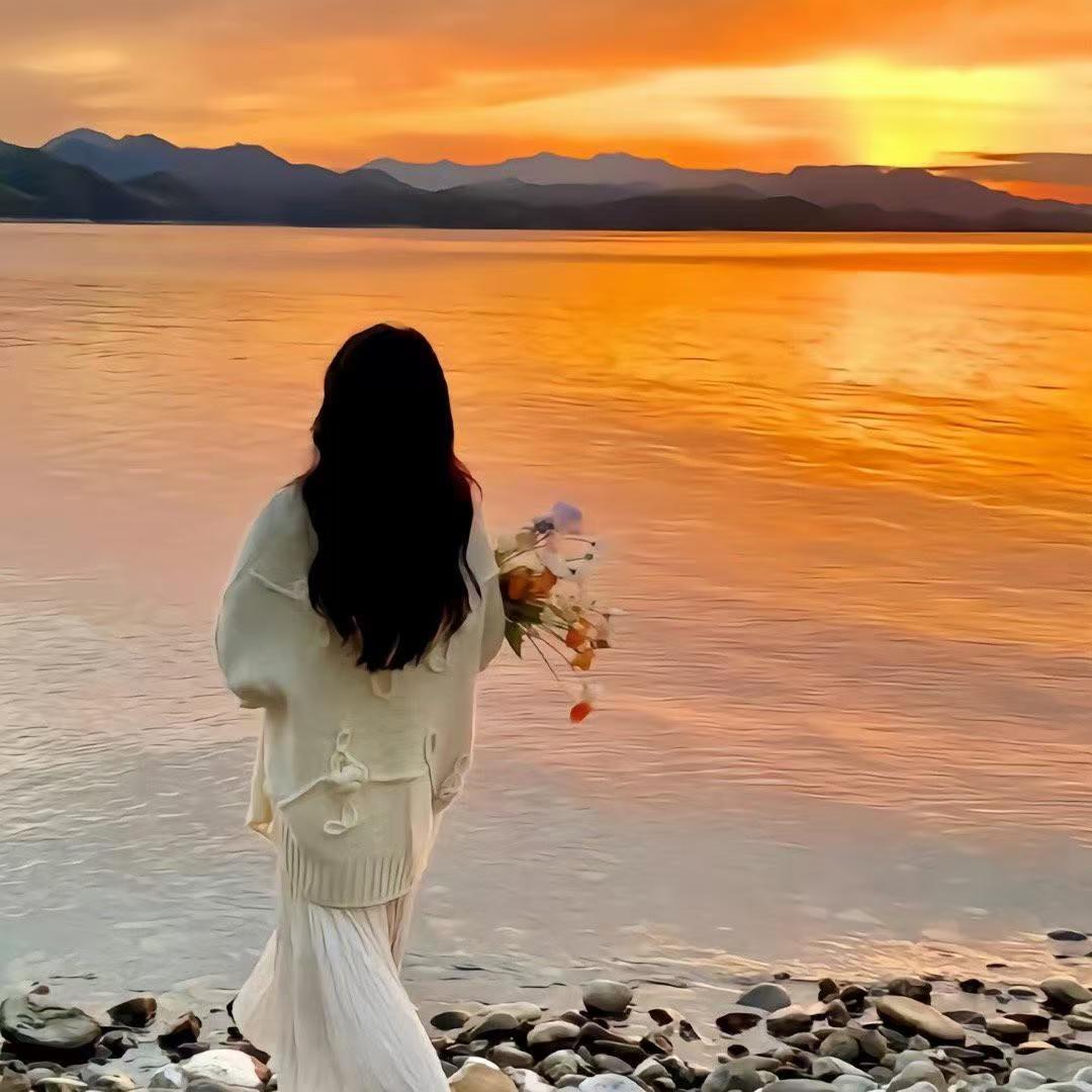 [微风]现代诗：《叶落》
原创/首发


 
檐角的
枯黄
轻舞
慢旋
 
把岁