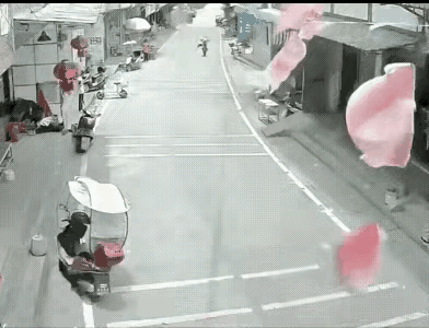 见过交通事故，但没有见过这样的事情。不管骑车人违犯不违犯规定，但已经撞到在车上，