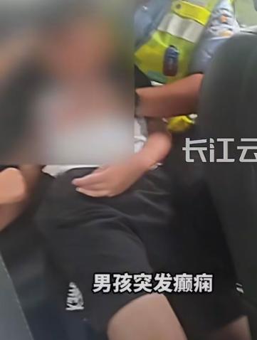 一名男孩乘车途中突然癫痫发作，意识陷入模糊，情况万分危急。同行家人慌作一团，情急