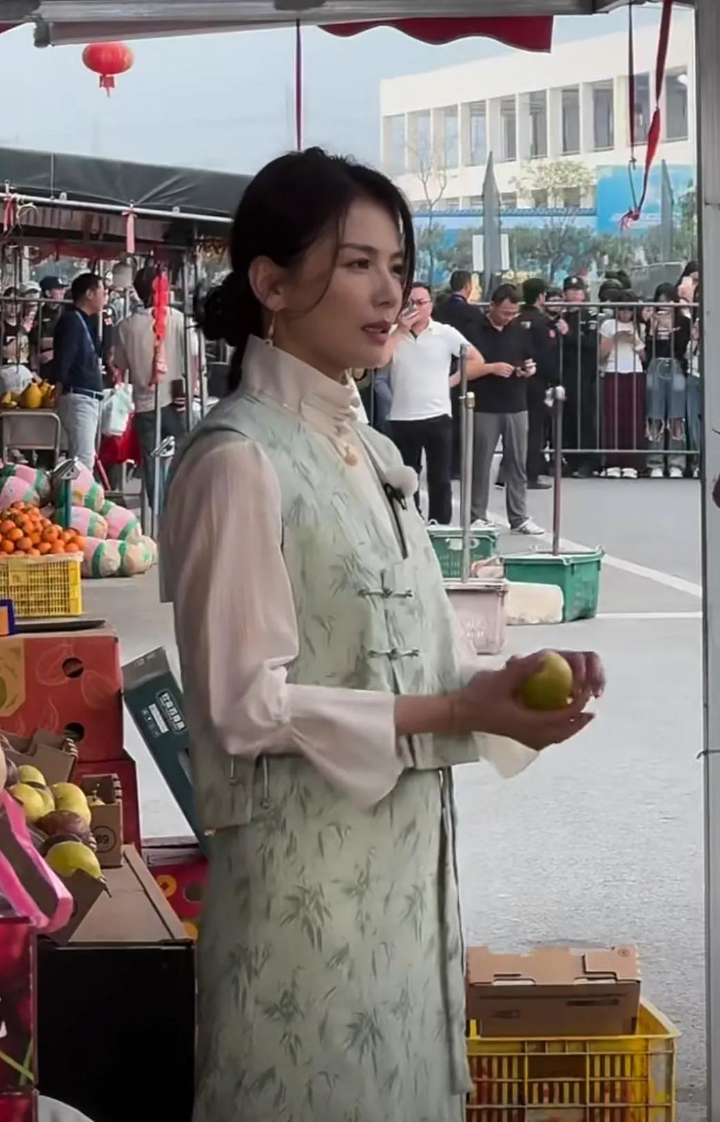 在广西南宁偶遇到刘涛在录制跑男。刘涛好忙，芒果的花少，蓝台的奔跑[左捂脸]，穿新