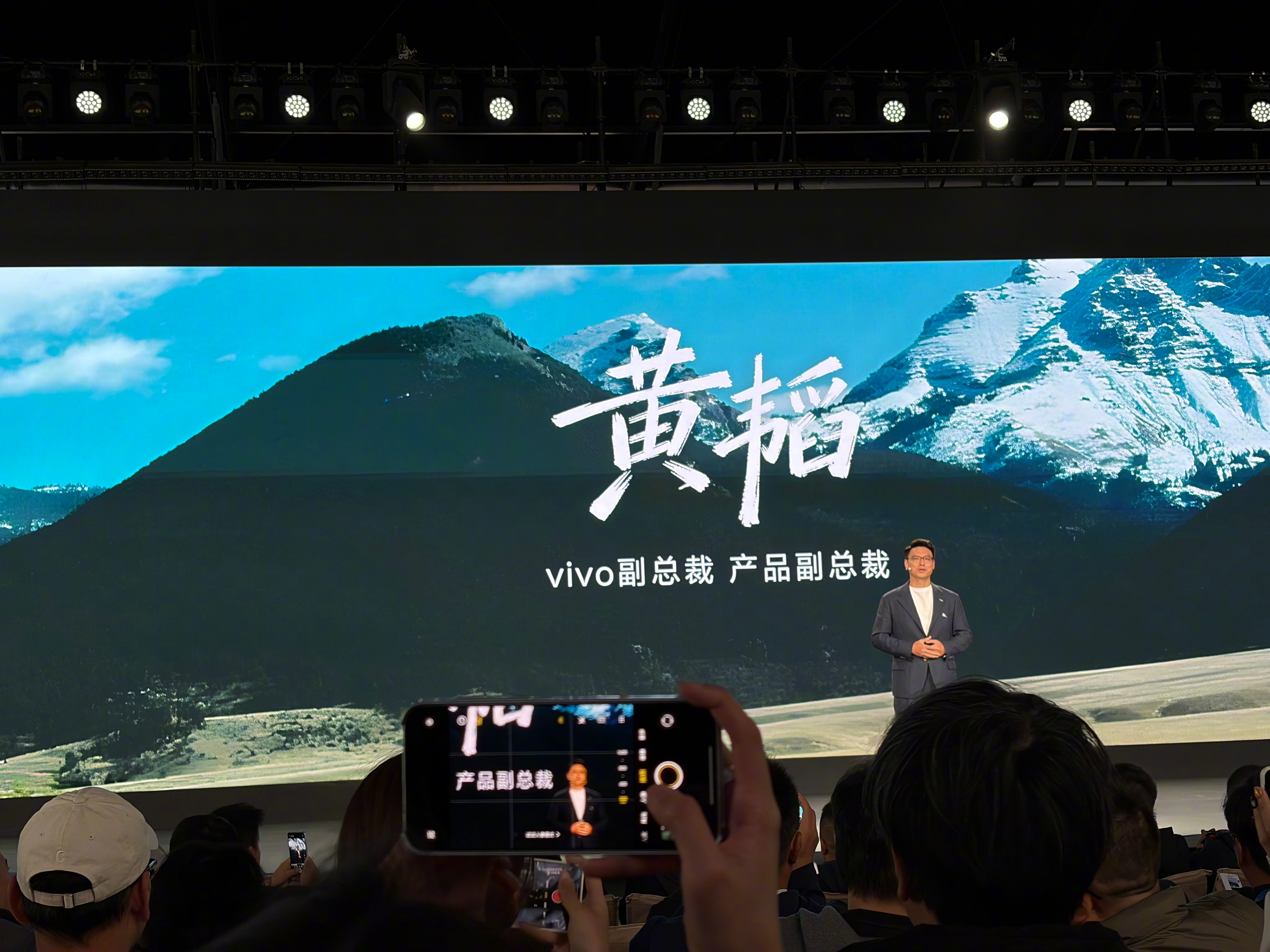 vivo X300s，4999起售价。增距镜也降价了，千元内，最重要体积变小很适